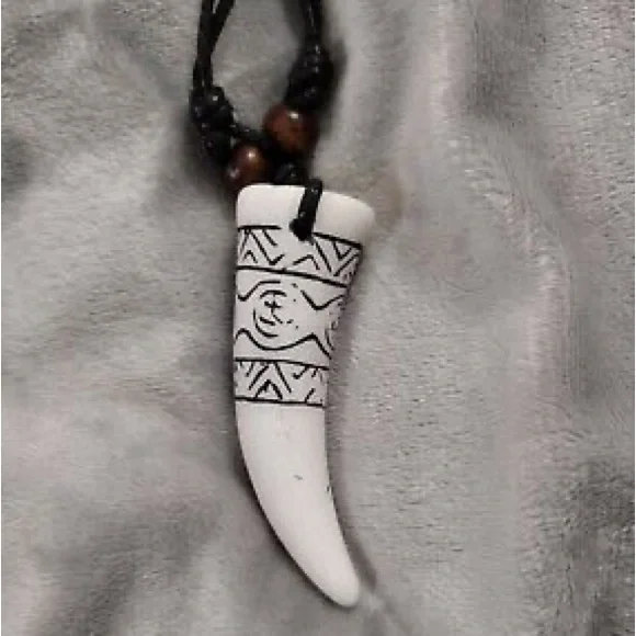 New Unisex White Carved Handmade Horn Wolf Fang Wood Beaded Leather Necklace - Picture 2 of 9